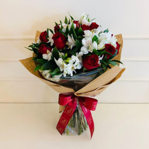 Buquê Alstroemérias Brancas e Rosas Vermelhas Kraft