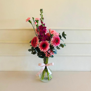 Arranjo 907G Bouvardia, cravo, gerbera e goivo