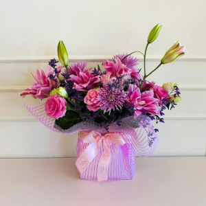 Arranjo Espelho 17X17X5 Alstroemérias,anastasia, lirio, lisianthus e rosa cor-de-rosa na tela